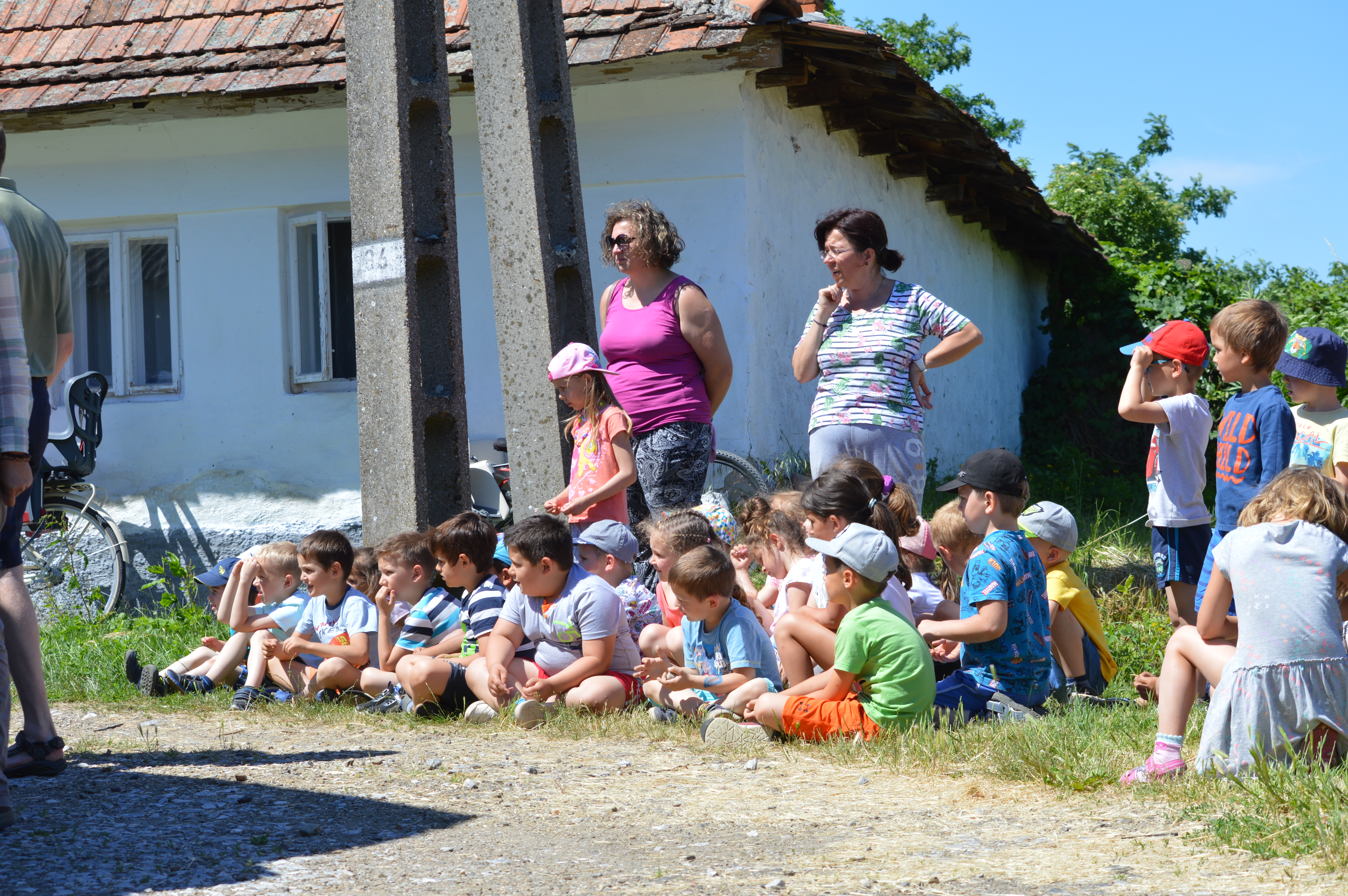 Fegyelmezetten várakozó óvodás csoport (Fotó: Juhász Benedek)