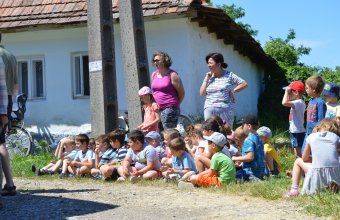 Fegyelmezetten várakozó óvodás csoport (Fotó: Juhász Benedek)